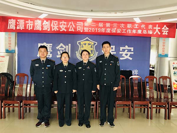 工會(huì)主席徐玉英、女工委主任王婷與新當(dāng)選的工會(huì)委員合影